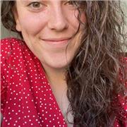 Estudiante del Grado de Magisterio en Educación Primaria que da clases a niños y niñas entre las edades de 3 a 12 años